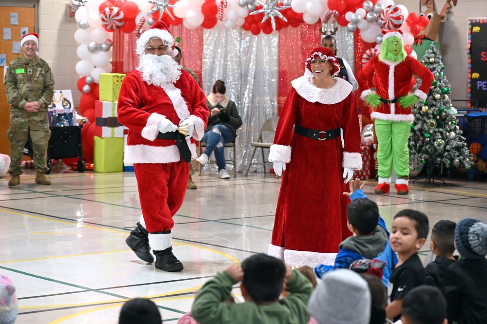 187th Medical Battalion spreads holiday cheer at Briscoe Elementary