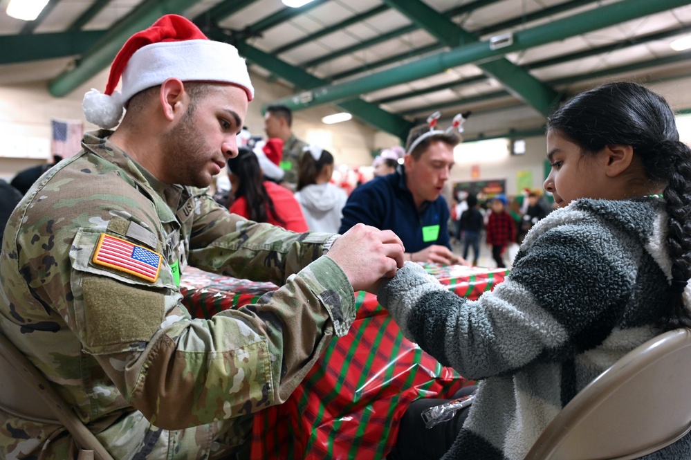 187th Medical Battalion spreads holiday cheer at Briscoe Elementary