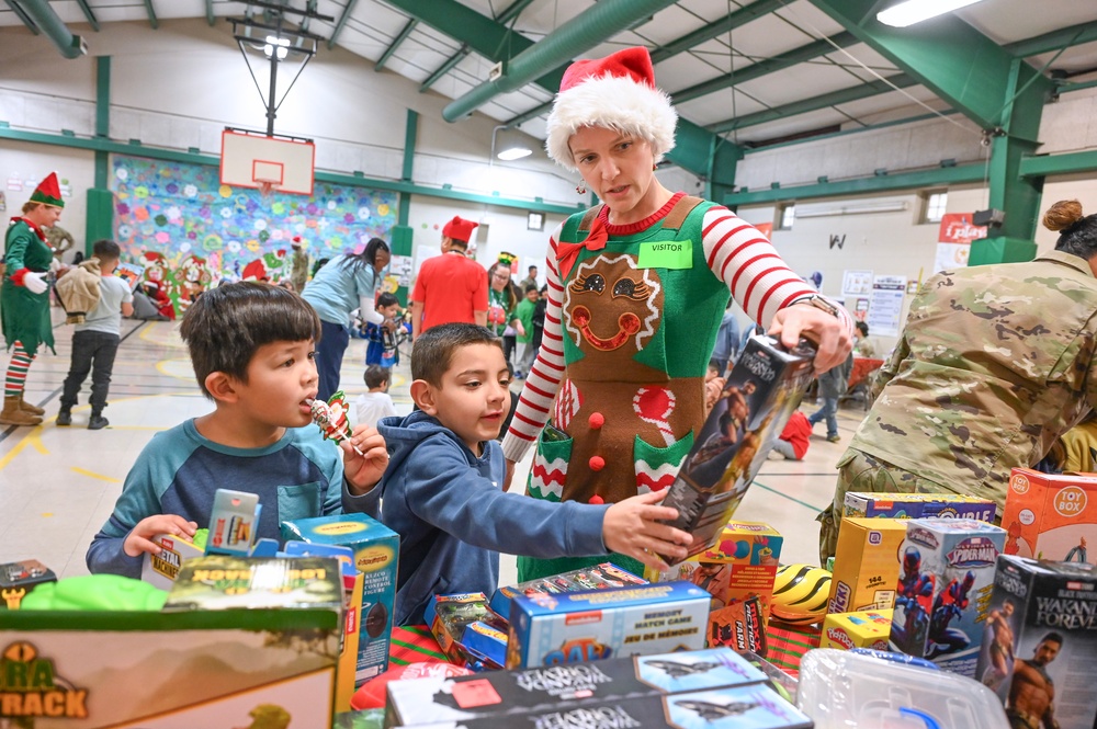 187th Medical Battalion spreads holiday cheer at Briscoe Elementary