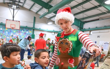 187th Medical Battalion spreads holiday cheer at Briscoe Elementary