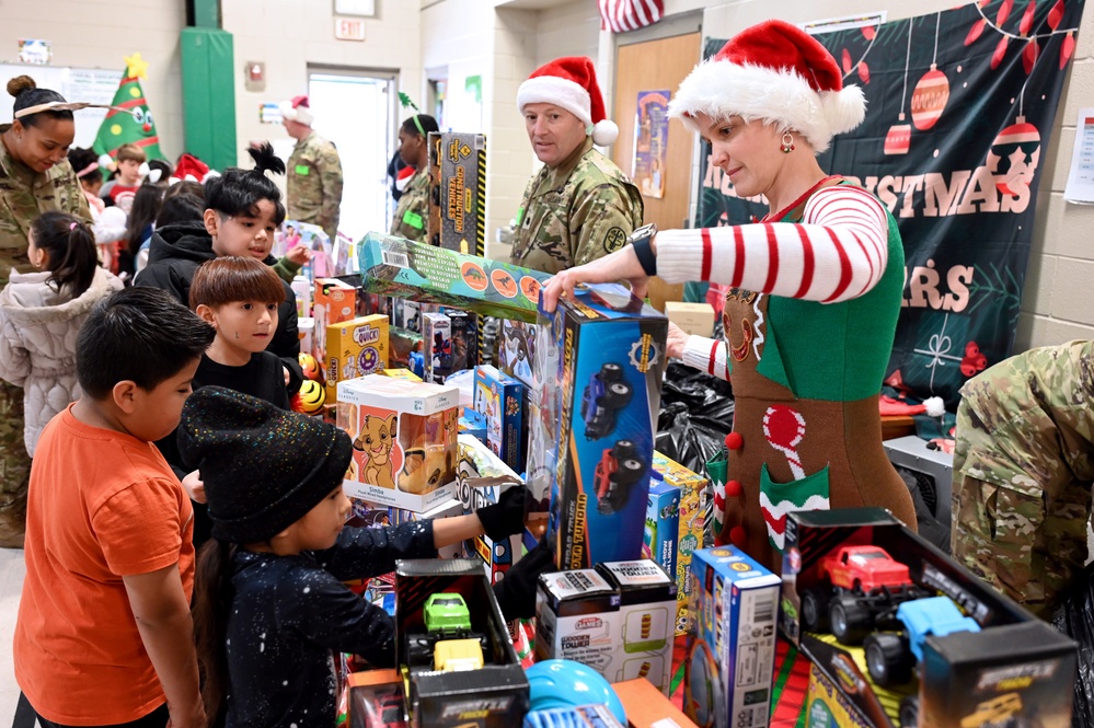 187th Medical Battalion spreads holiday cheer at Briscoe Elementary