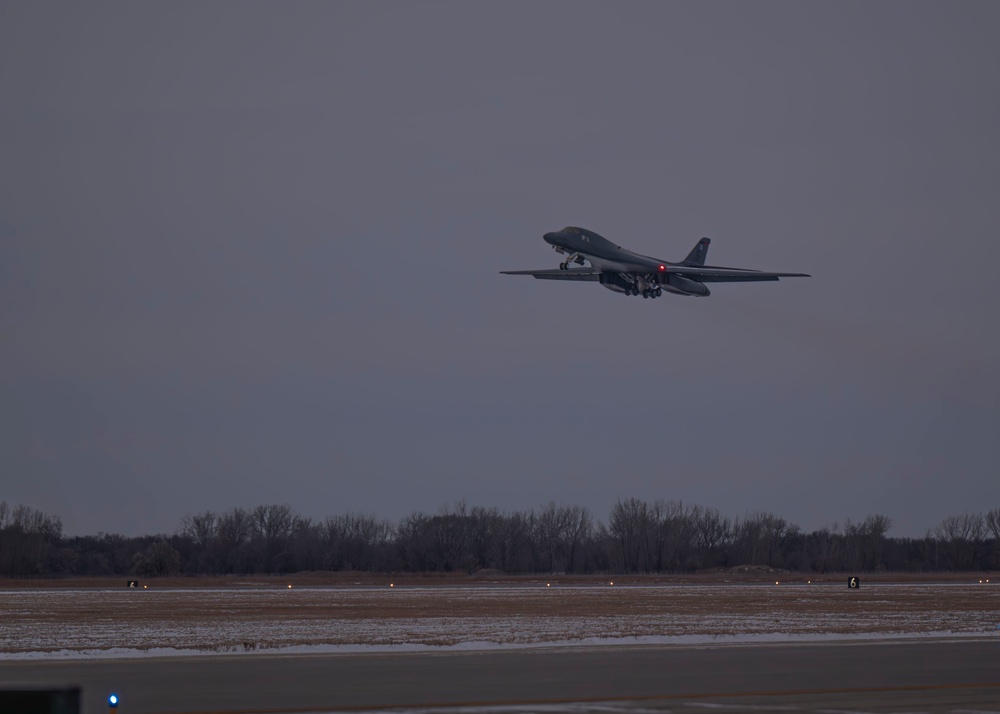First B-1B Lancer touches down at Grand Forks AFB, begins bed down