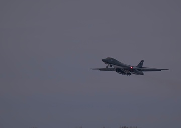 First B-1B Lancer touches down at Grand Forks AFB, begins bed down