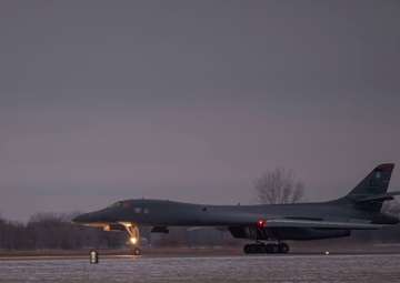 First B-1B Lancer touches down at Grand Forks AFB, begins bed down