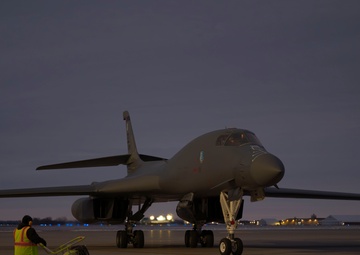 First B-1B Lancer touches down at Grand Forks AFB, begins bed down