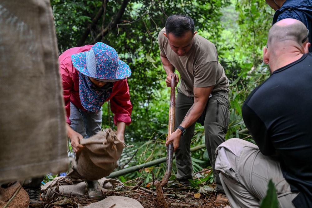 25-1VN and Vietnamese counterparts build trail