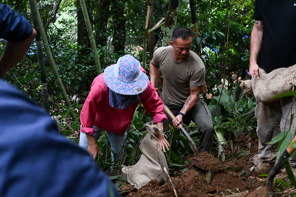 25-1VN and Vietnamese counterparts build trail
