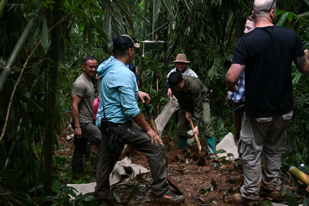 25-1VN and Vietnamese counterparts build trail