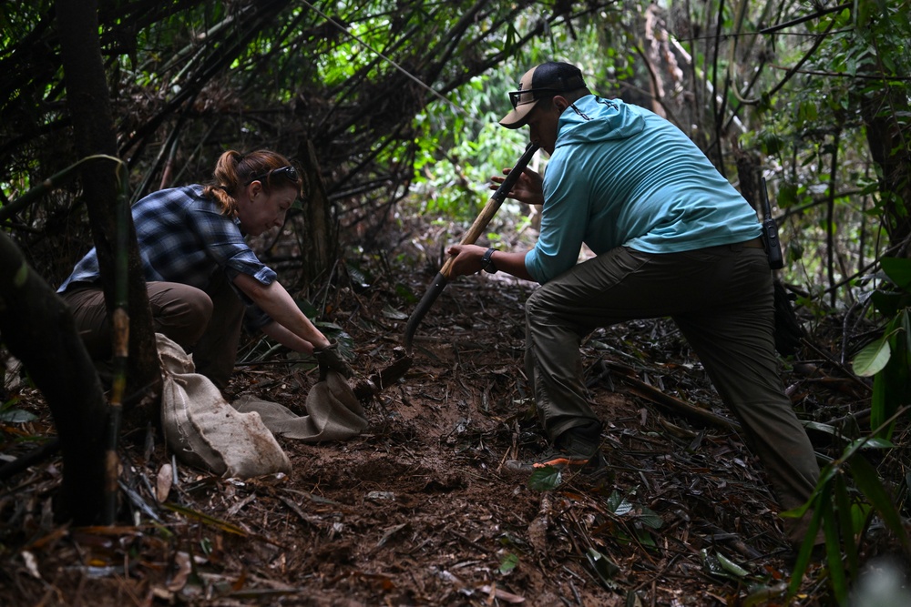 25-1VN and Vietnamese counterparts build trail