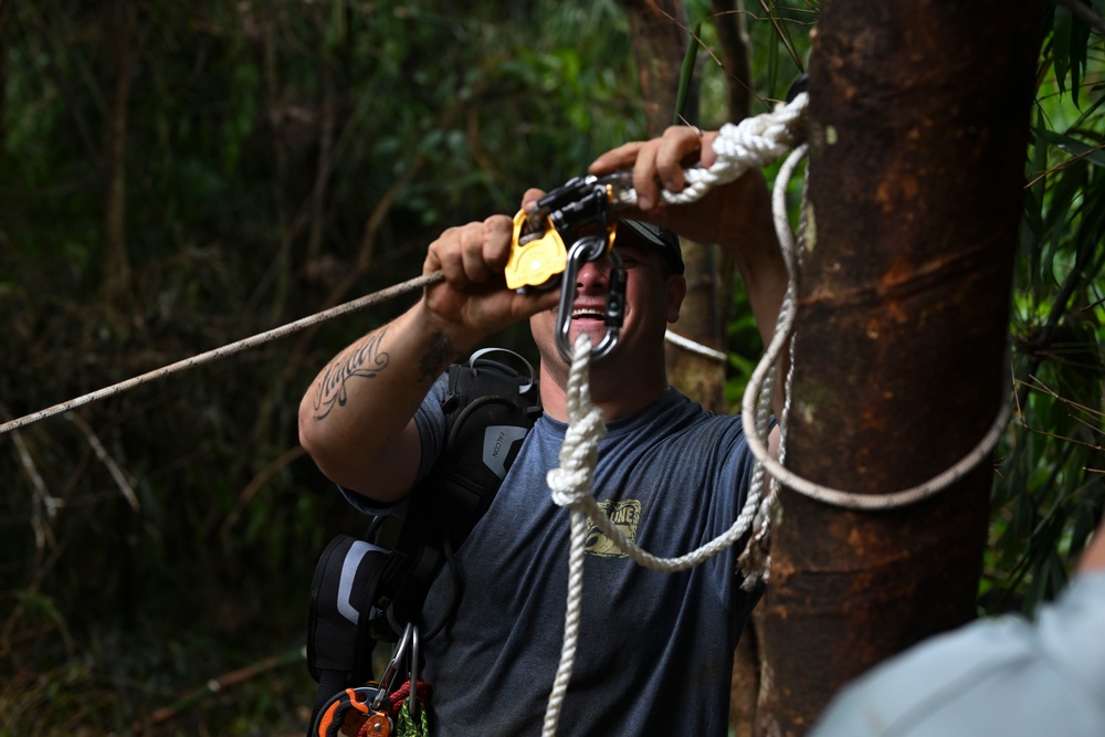 25-1VN and Vietnamese counterparts build trail