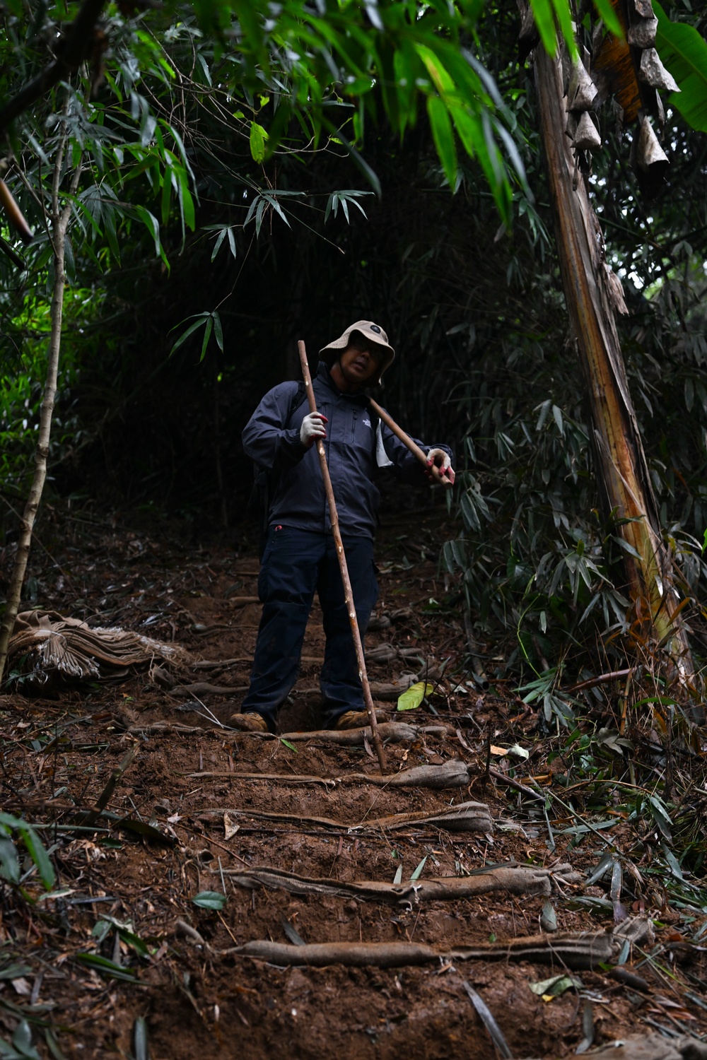 25-1VN and Vietnamese counterparts build trail