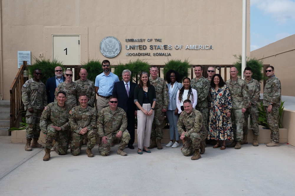 Maj Gen Harmon visits US Ambassador to Somalia