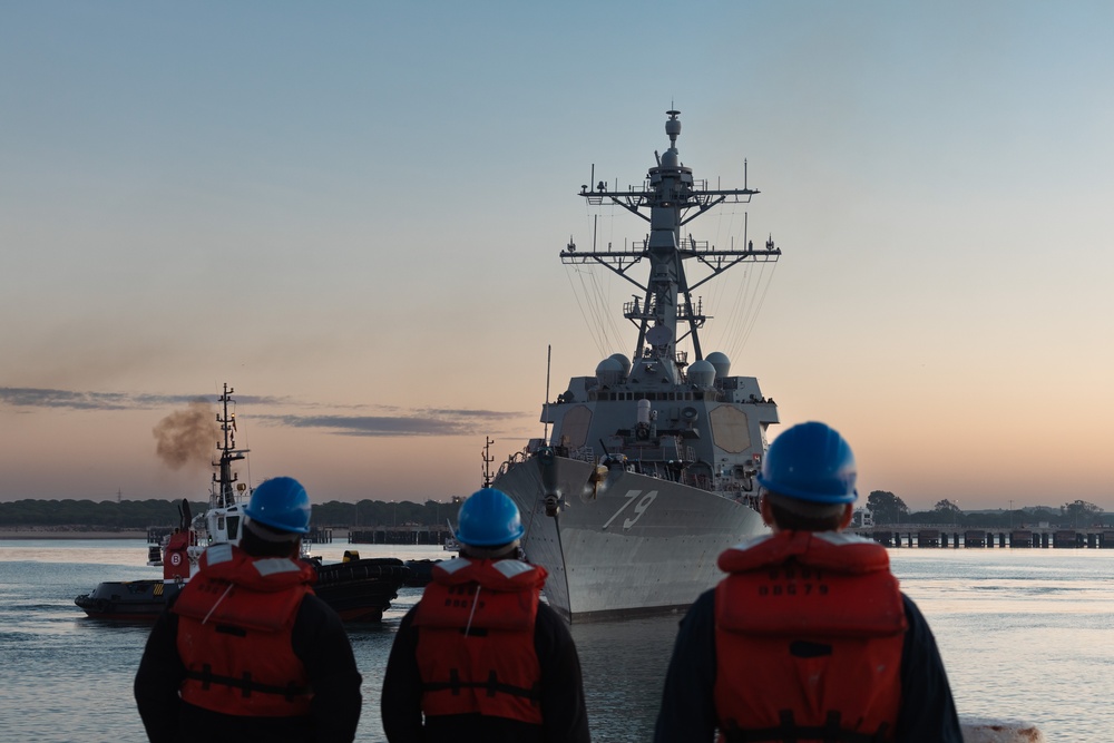 USS Oscar Austin Conducts Berth Shift