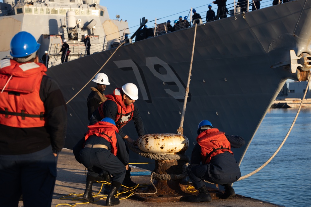 USS Oscar Austin Conducts Berth Shift