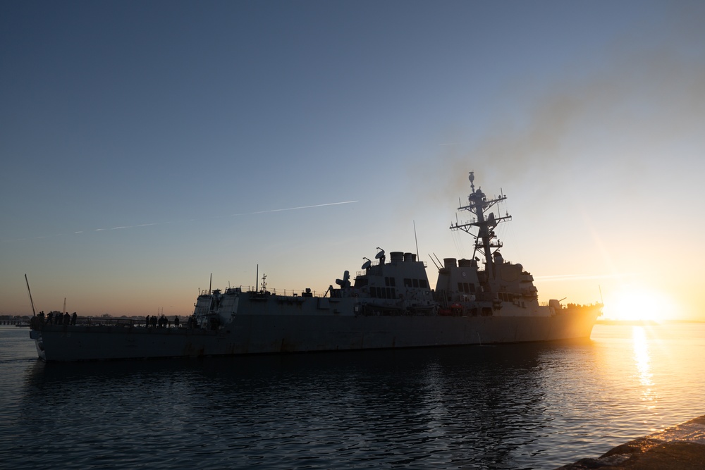 USS Oscar Austin Conducts Berth Shift