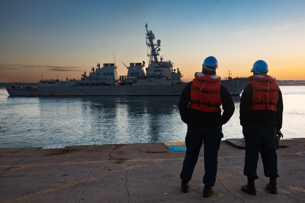 USS Oscar Austin Conducts Berth Shift