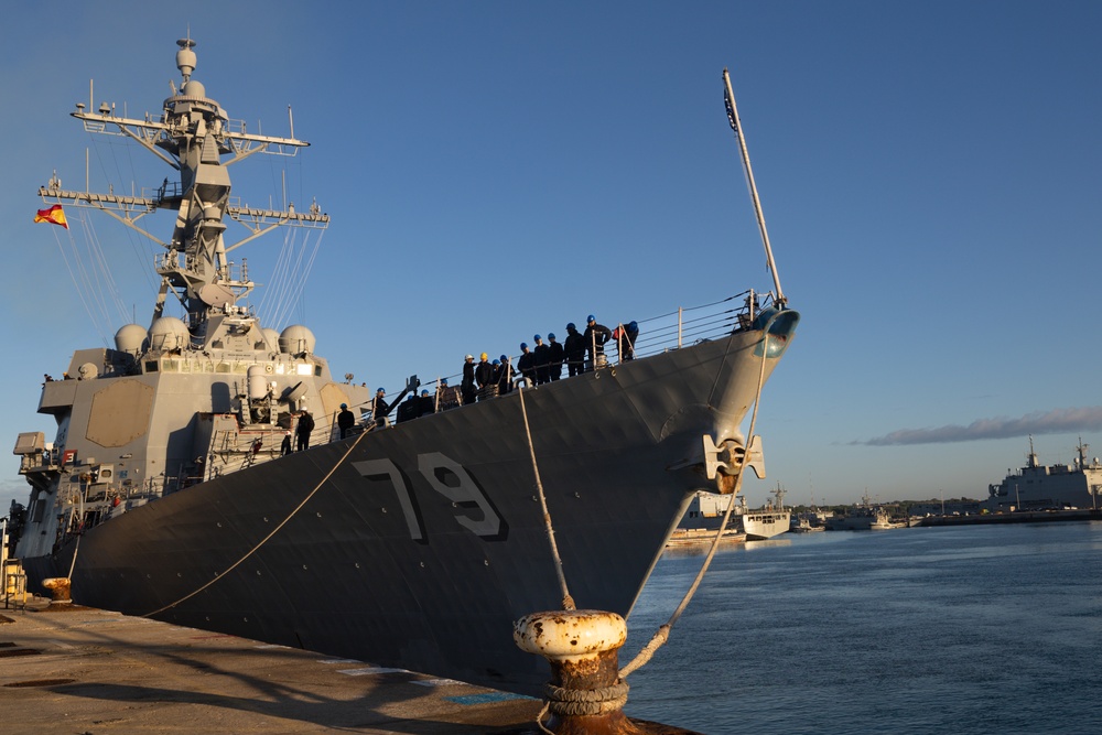 USS Oscar Austin Conducts Berth Shift