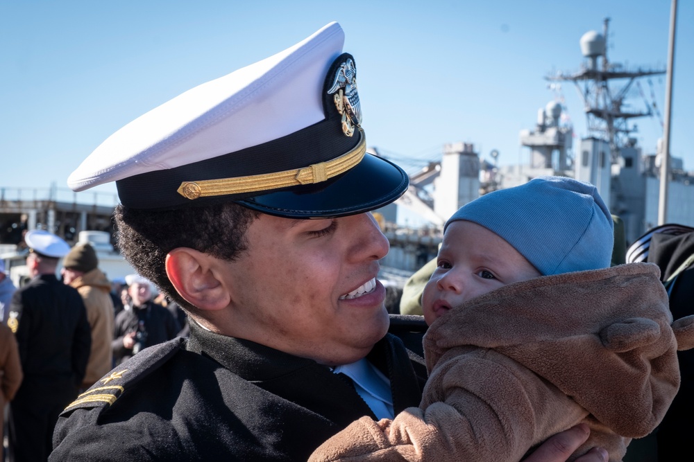 USS Oak Hill Returns to Norfolk