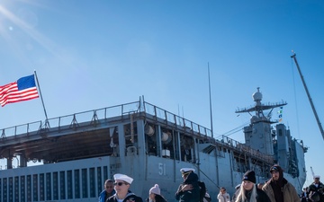 USS Oak Hill Returns to Norfolk