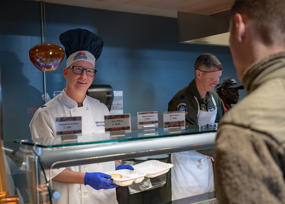 Leadership serves holiday meal to reservists