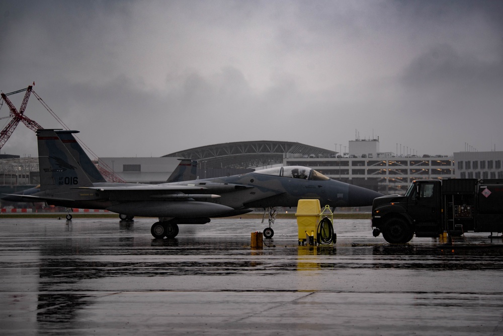 142nd LRS Hot-Pit Refuel F-15C Eagles