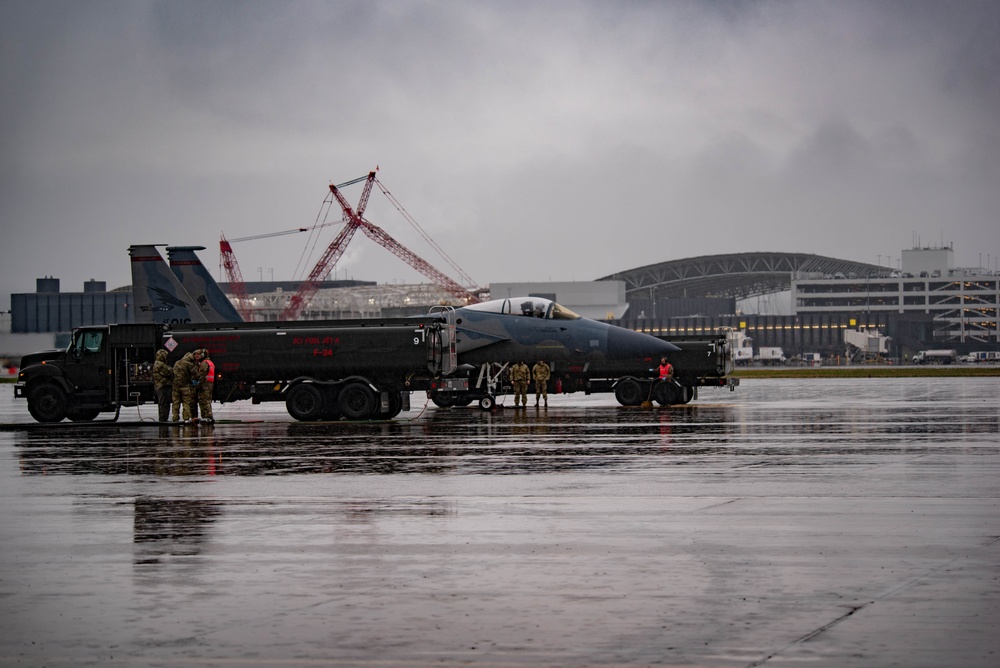 142nd LRS Hot-Pit Refuel F-15C Eagles