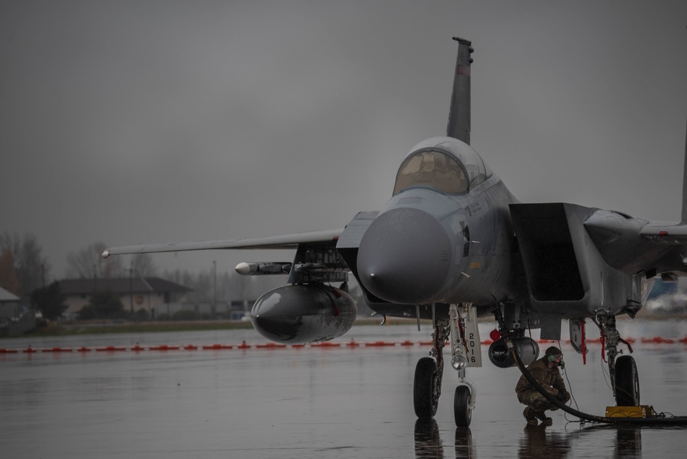 142nd LRS Hot-Pit Refuel F-15C Eagles