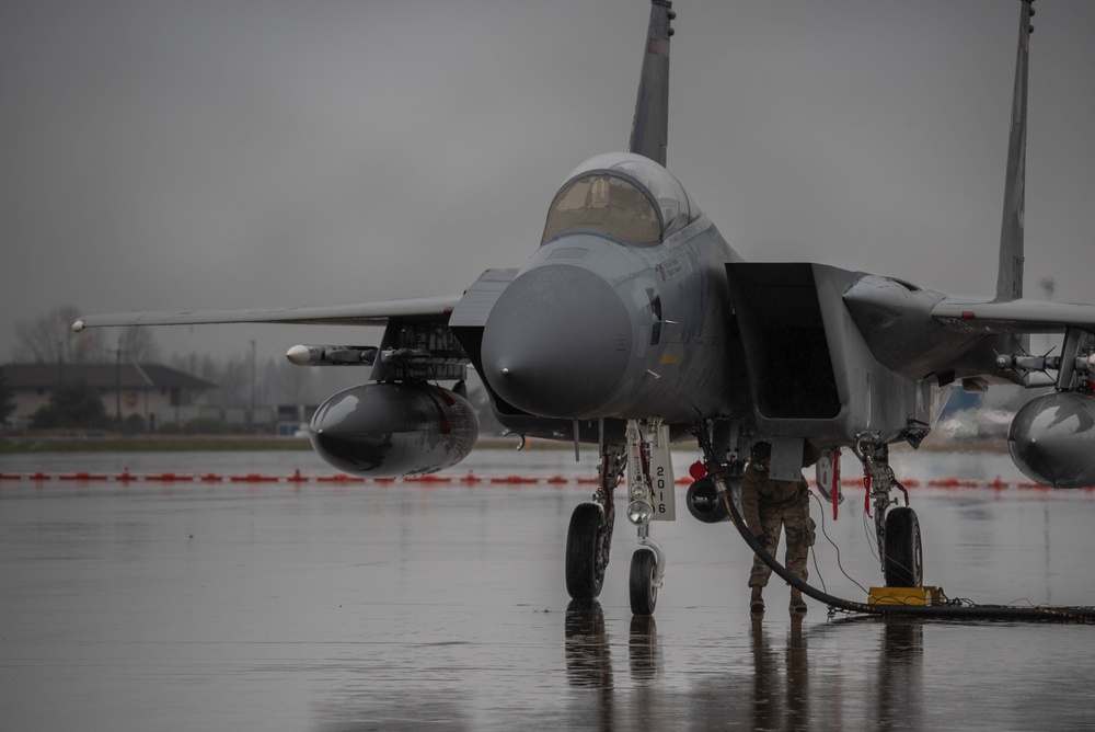 142nd LRS Hot-Pit Refuel F-15C Eagles