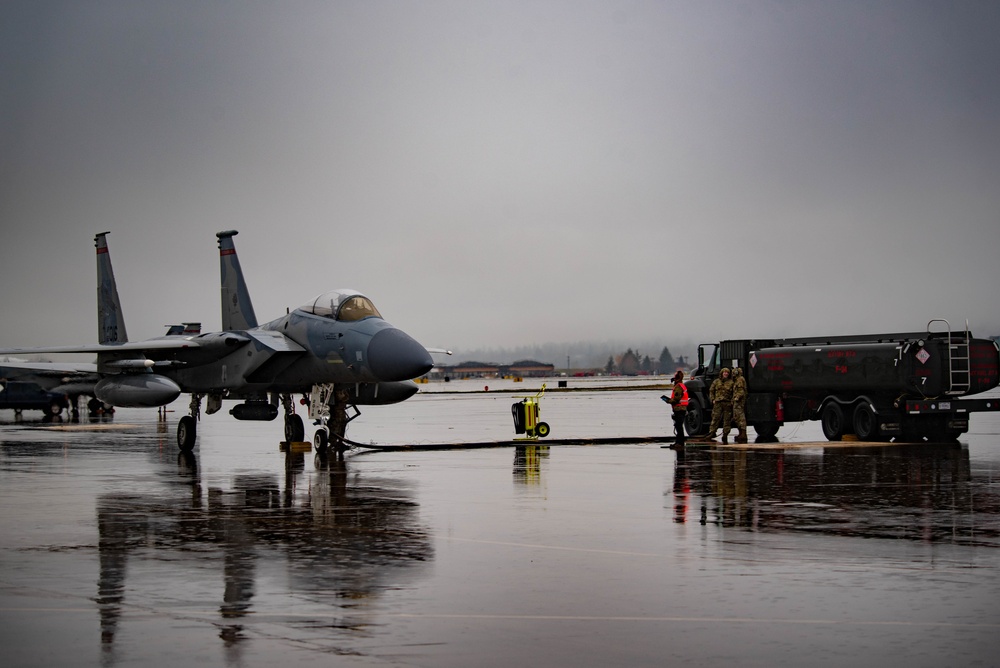 142nd LRS Hot-Pit Refuel F-15C Eagles