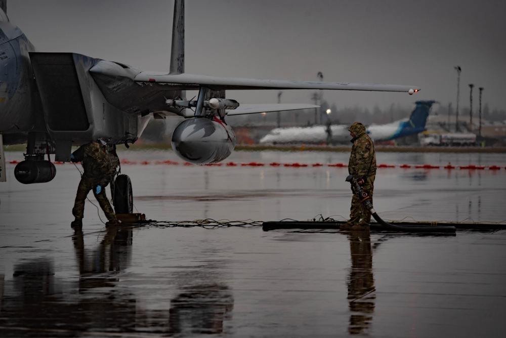 142nd LRS Hot-Pit Refuel F-15C Eagles