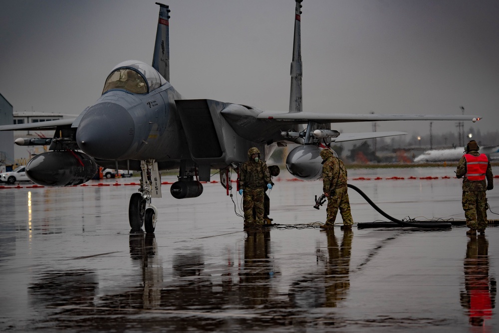 142nd LRS Hot-Pit Refuel F-15C Eagles