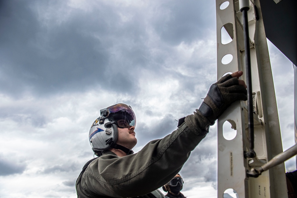 USS Carl Vinson (CVN 70) Conducts Routine Flight Operations at Sea