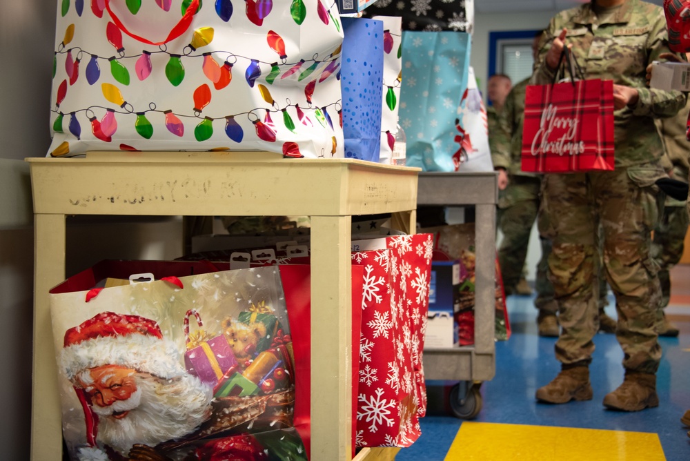 134th ARW Airmen deliver holiday cheer through Santa Cops