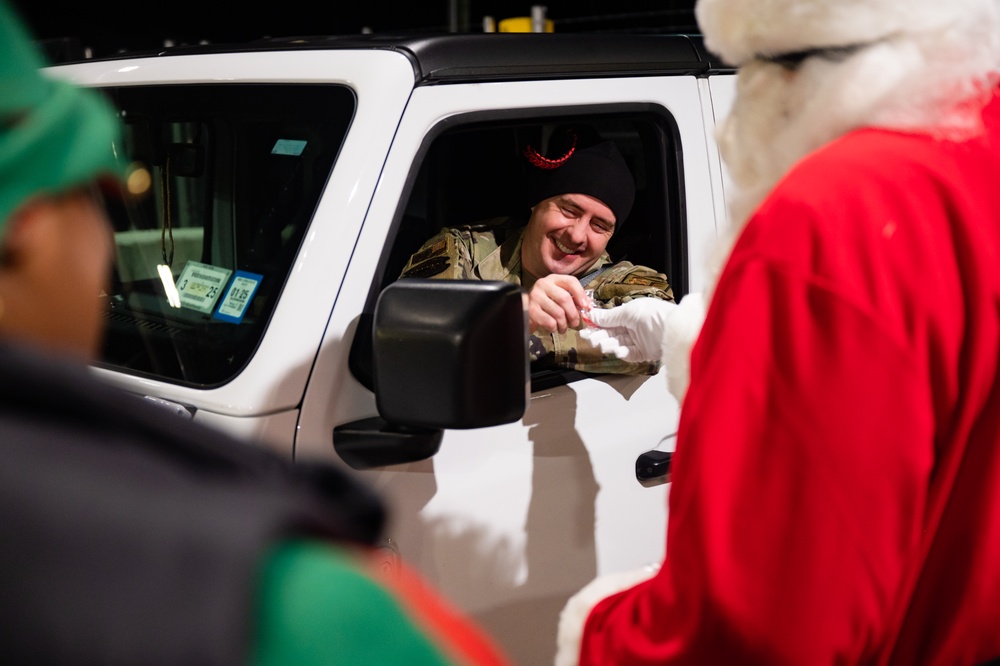 914ARW Commander and Command Chief greet incoming Service Members during the holiday season