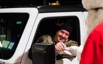 914ARW Commander and Command Chief greet incoming Service Members during the holiday season