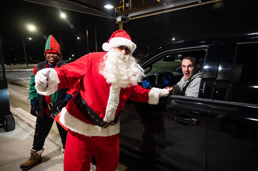 914ARW Commander and Command Chief greet incoming service members during the holiday season