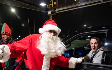 914ARW Commander and Command Chief greet incoming service members during the holiday season