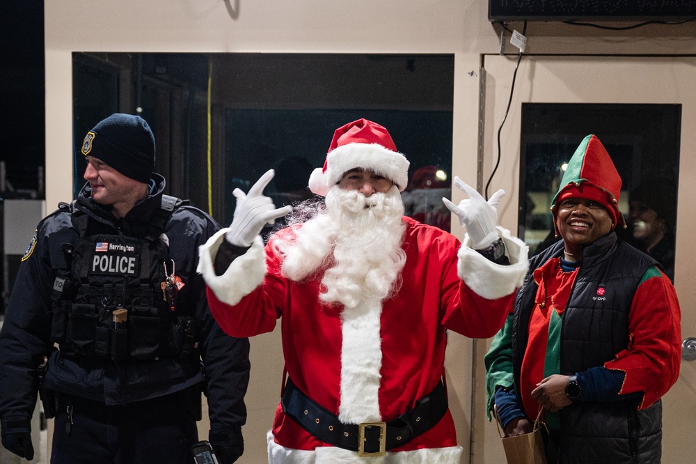 914 ARW Commander and Command Chief greet incoming service members during the holiday season