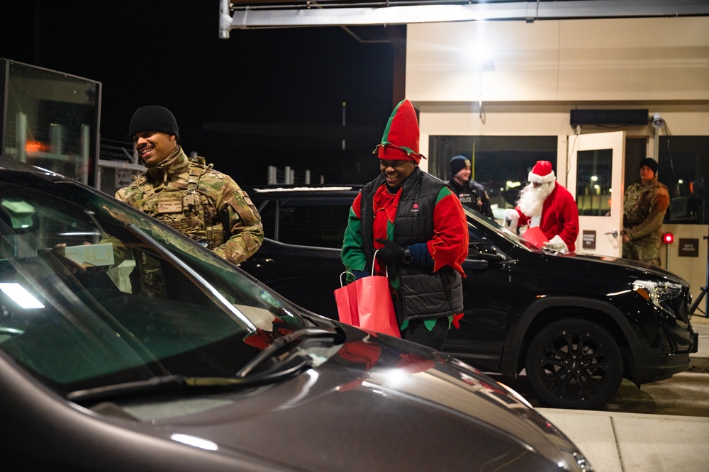 914 ARW Commander and Command Chief greet incoming service members during the holiday season