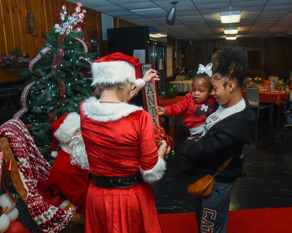 Members of the 117 ARW participate in holiday family event