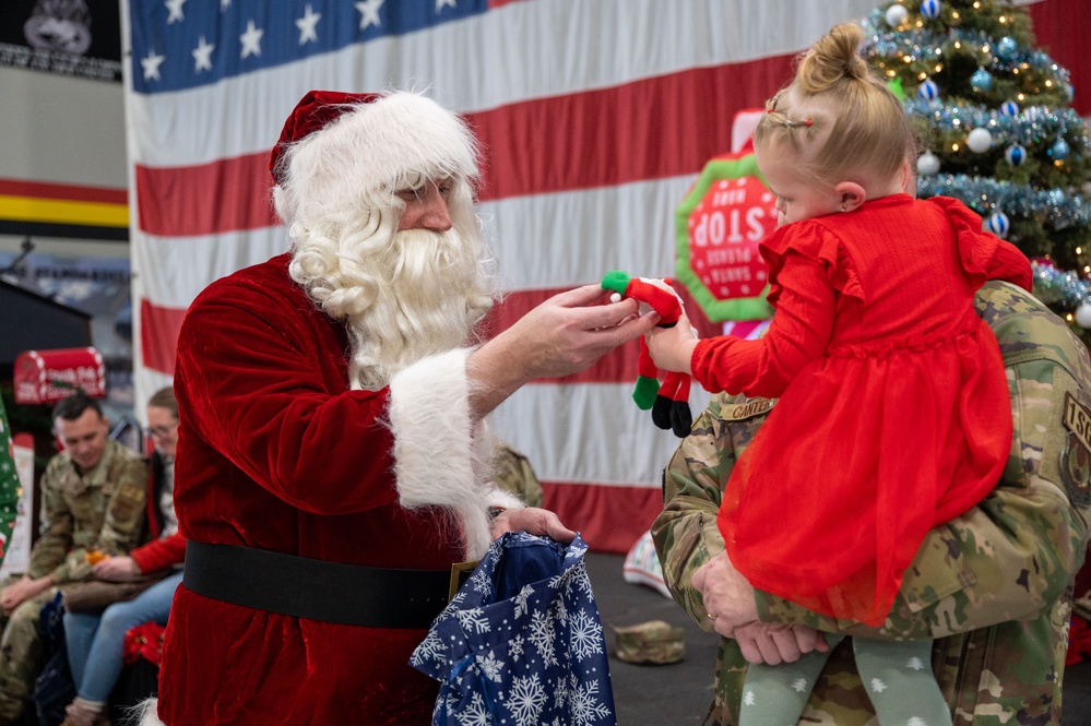 419th FW hosts Children's Christmas Party