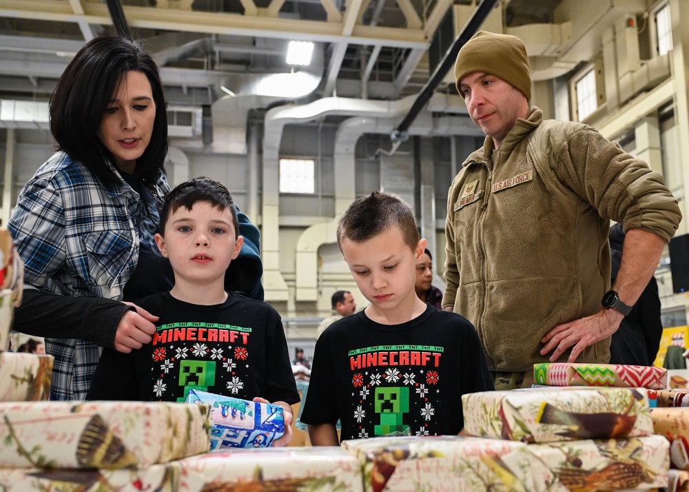 104th Fighter Wing celebrates the holiday season with loved ones