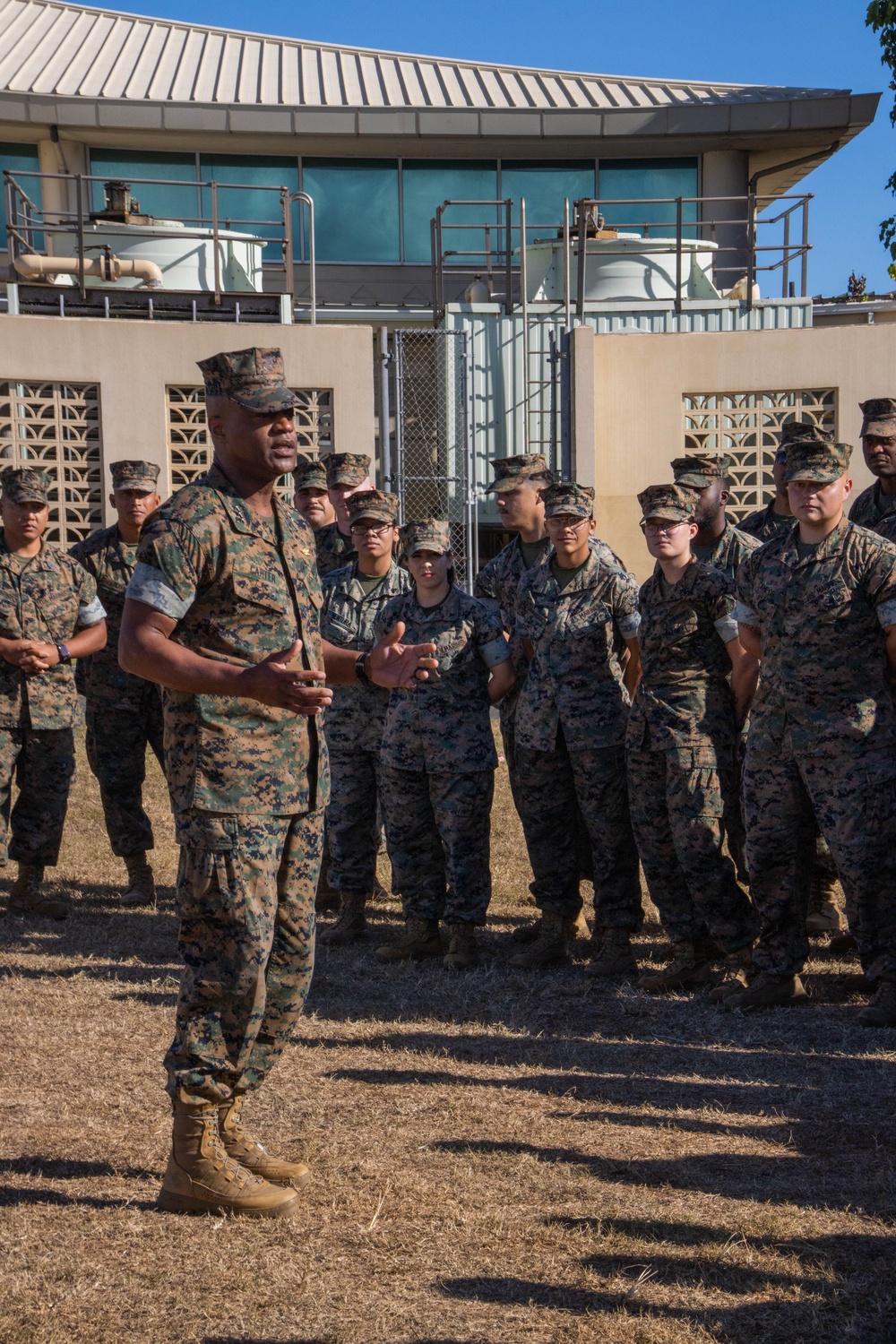 Lt. Gen. Jerry Carter visits MWCS-18, Bravo Co