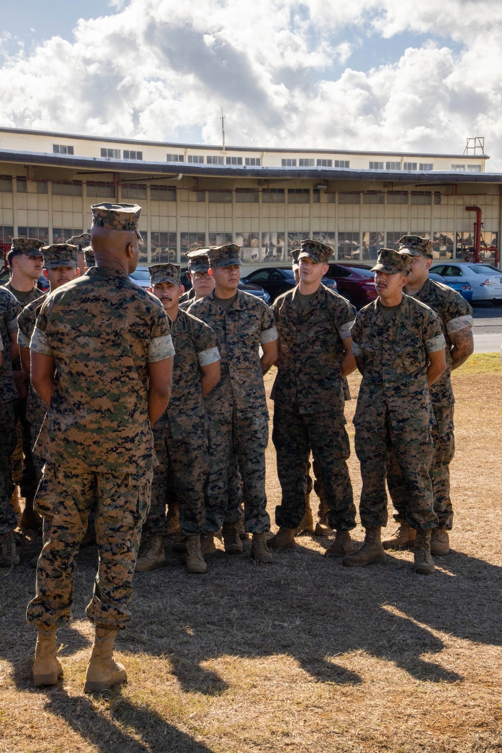 Lt. Gen. Jerry Carter visits MWCS-18, Bravo Co