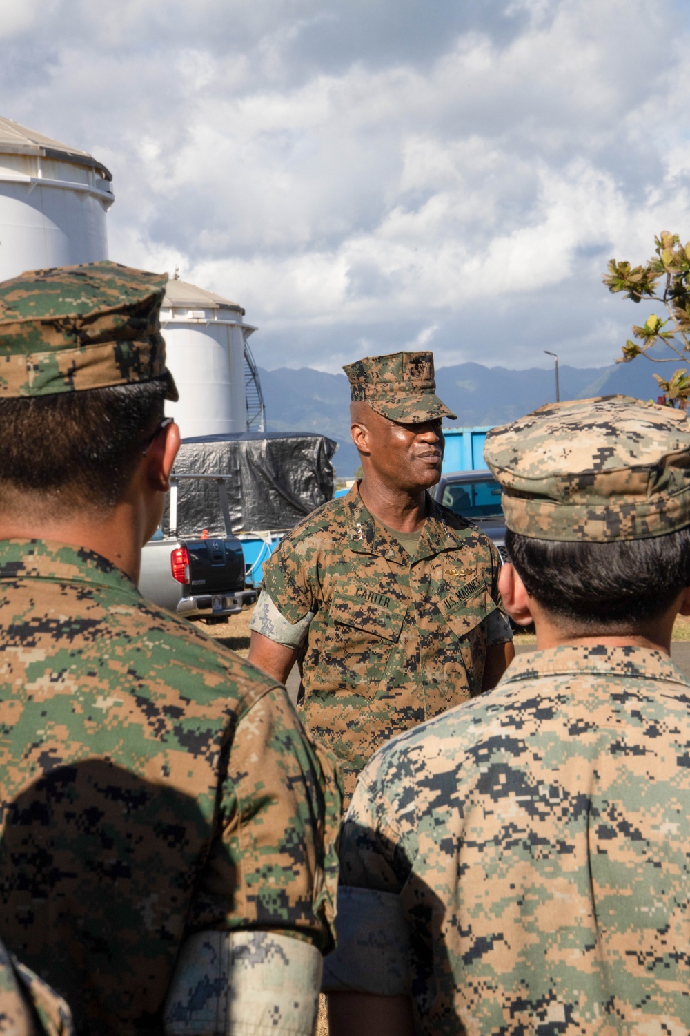 Lt. Gen. Jerry Carter visits MWCS-18, Bravo Co