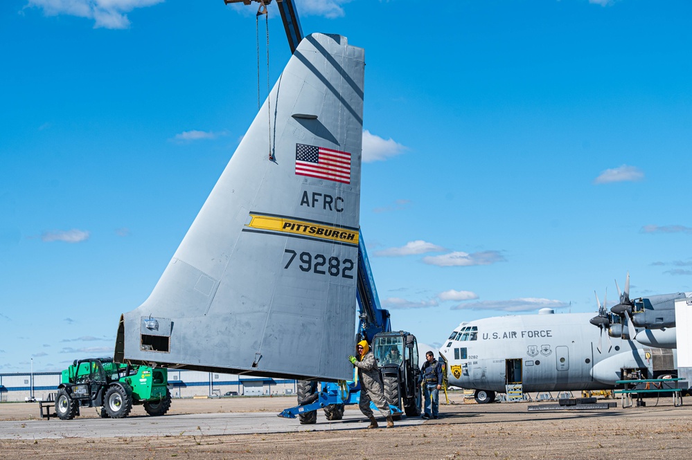 The Last Hercules: The 911th Airlift Wing bids farewell to final C-130H