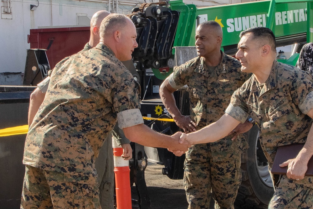 Lt. Gen. Jerry Carter visits VMU-3, MAG-24