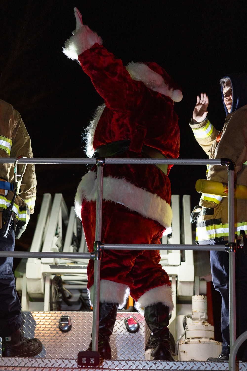 Santa brings cheer to residents of MCB Quantico neighborhoods
