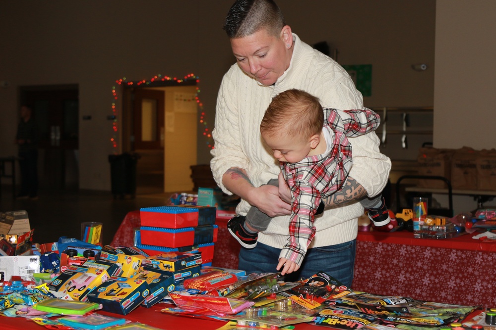 Soldiers and families enjoy holiday festivities