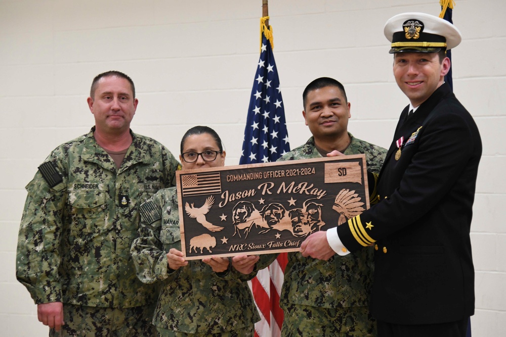 Navy Reserve Center Sioux Falls holds Change of Command Ceremony